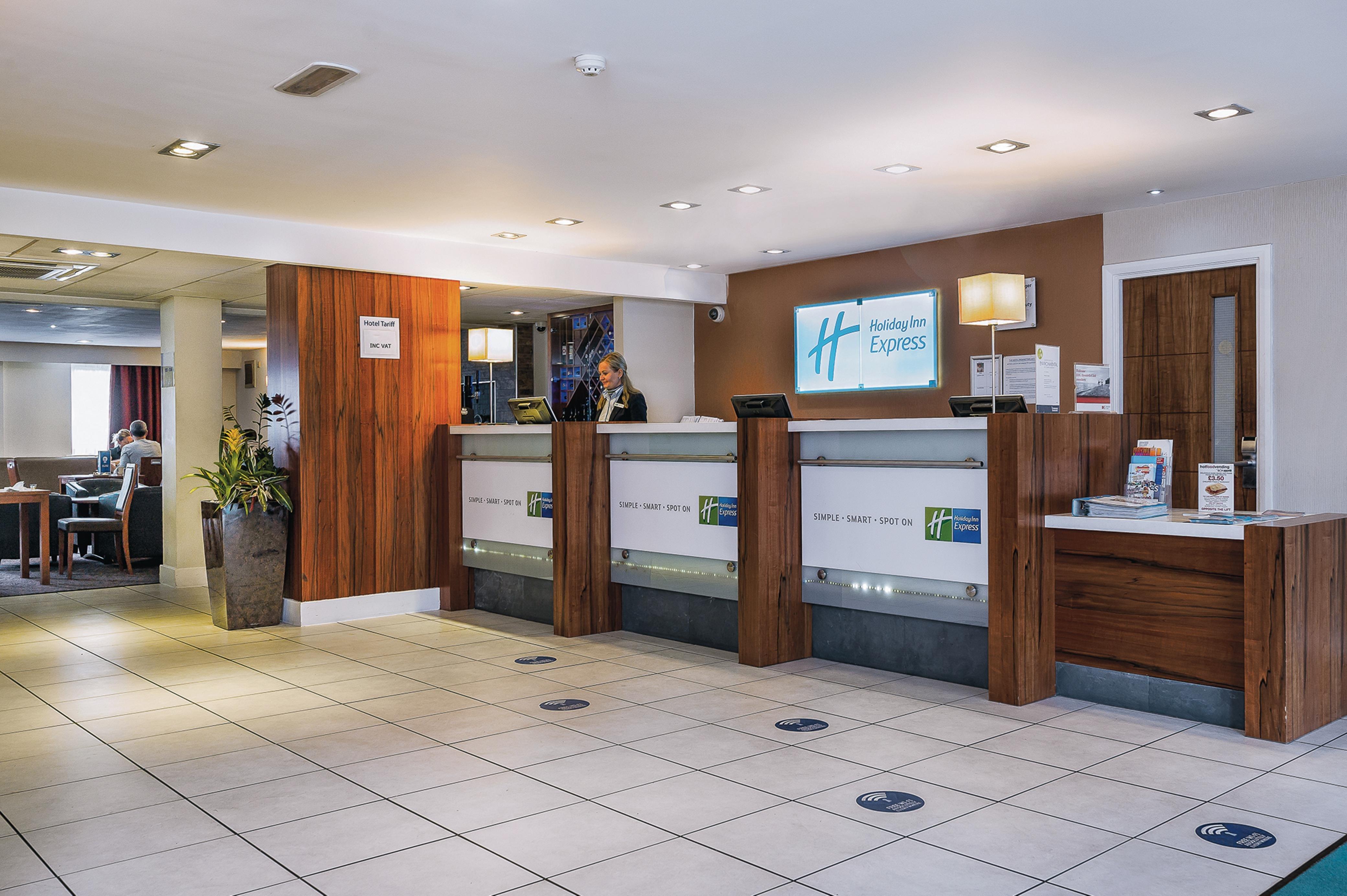 Holiday Inn Express Leeds-East By Ihg Leeds  Exterior foto