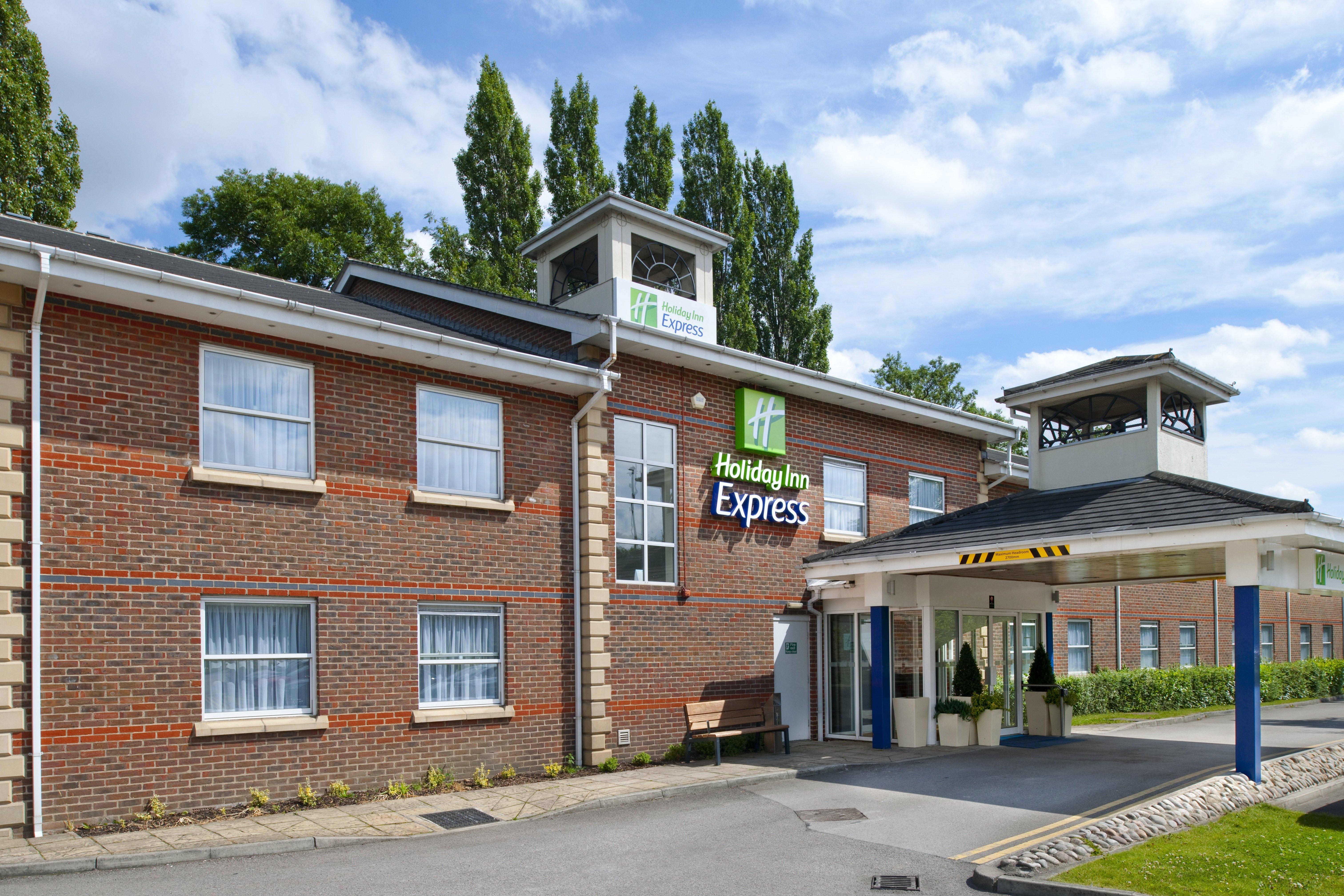 Holiday Inn Express Leeds-East By Ihg Leeds  Exterior foto