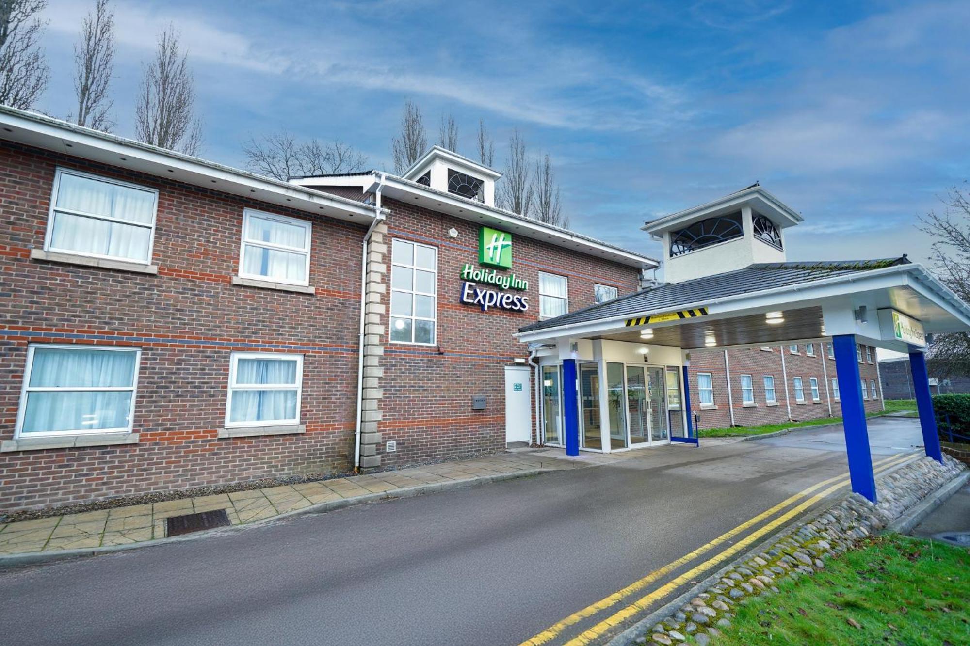 Holiday Inn Express Leeds-East By Ihg Leeds  Exterior foto